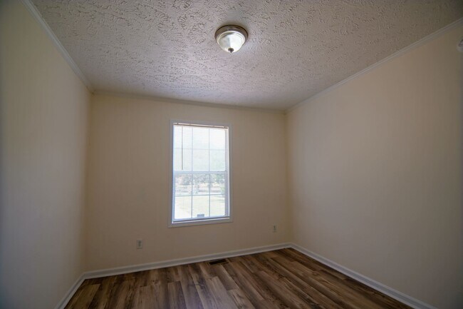 Building Photo - Private home on large lot!