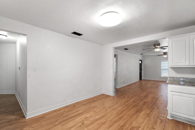 Building Photo - Fantastic 3 or 4 bedroom open and bright h...