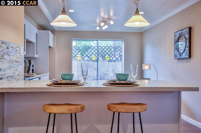 Building Photo - Gorgeous, Massive, 1BR/1BA, Fully Updated,...