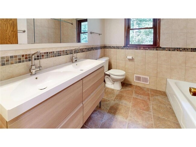 Building Photo - 3308 Roosevelt Ct NE