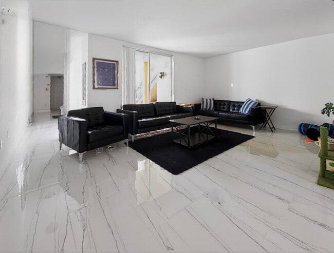 Building Photo - 8401 W Sample Rd