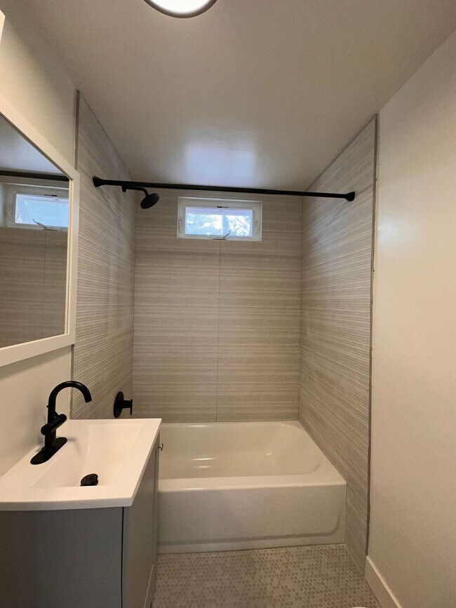 Building Photo - RECENTLY REDUCED! Fully Renovated 2 Bedroo...