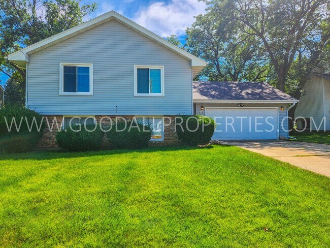 Building Photo - Half Off 1st Months Rent! 3 Bedroom 2 Bath...