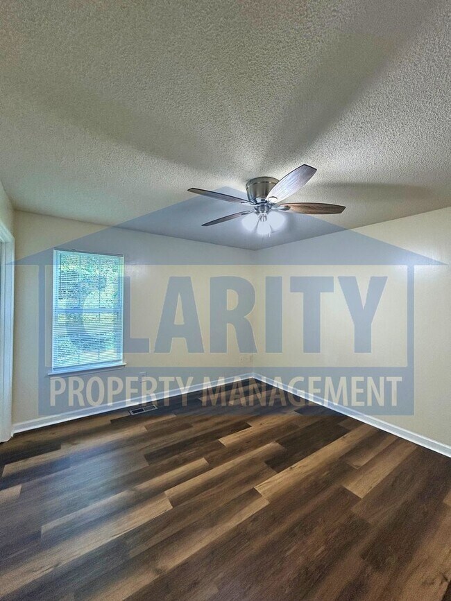 Building Photo - Quiet location in North Cleveland!