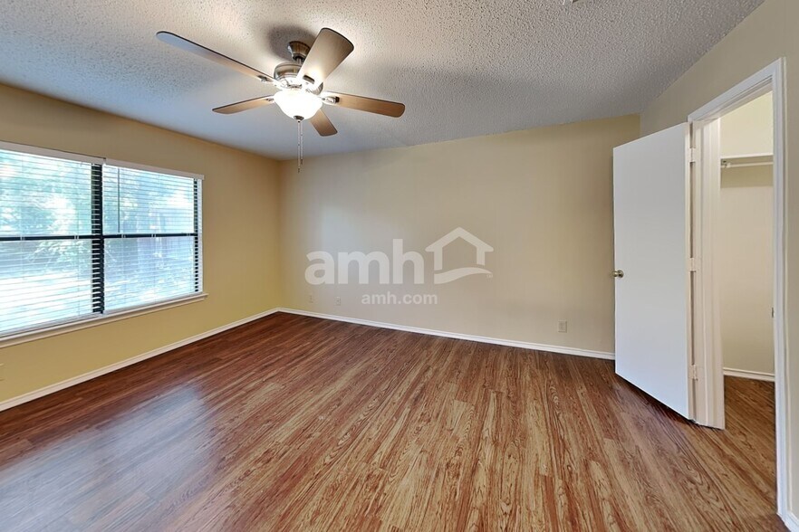 Building Photo - 7206 Knights Haven