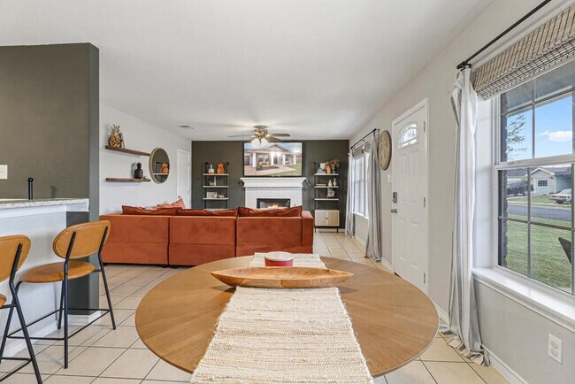 Building Photo - 5725 Ventura Ln