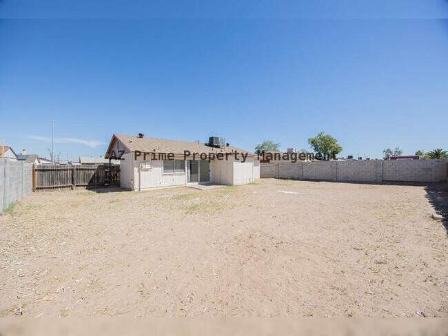 Building Photo - 8821 W Sahuaro Dr