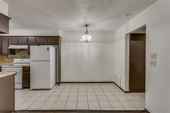 Building Photo - 2210 SW 30th St