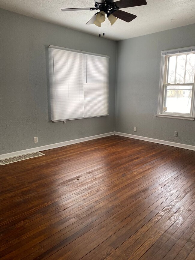 Building Photo - 2 Bedroom, 1 Bathroom House for Rent-820 Adrian