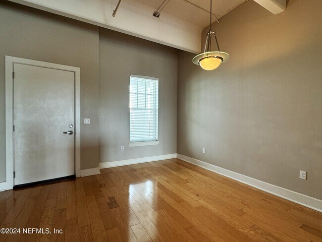 Building Photo - 1661 Riverside Ave