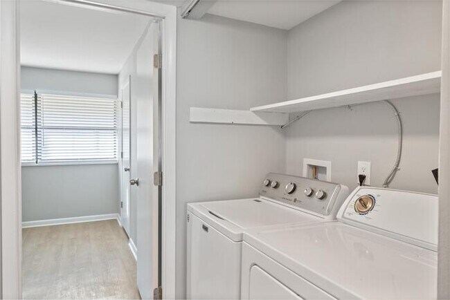 Building Photo - 1000 3rd St