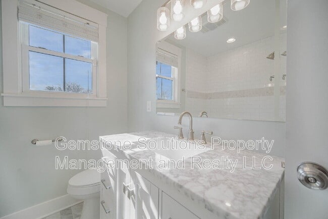 Building Photo - 413 Lynn Dr