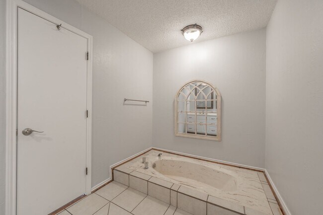 Building Photo - Charming Updated Home on Quiet Cul-de-Sac