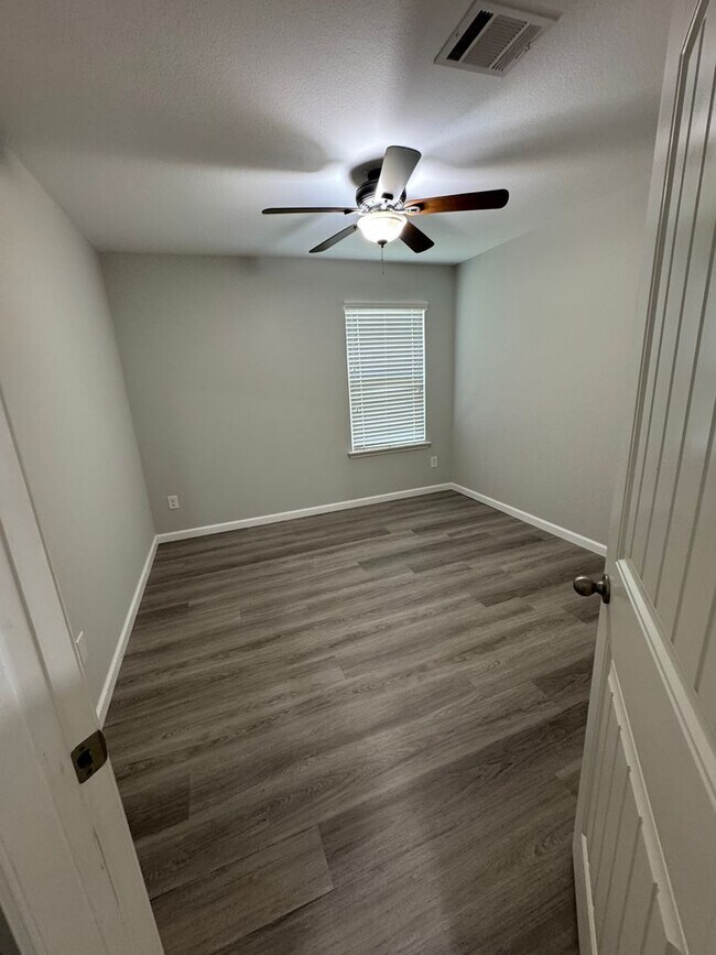 Building Photo - Beautiful Spacious 4 Bedroom Home