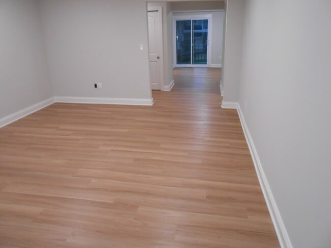 Building Photo - 50 Greenhouse Rd