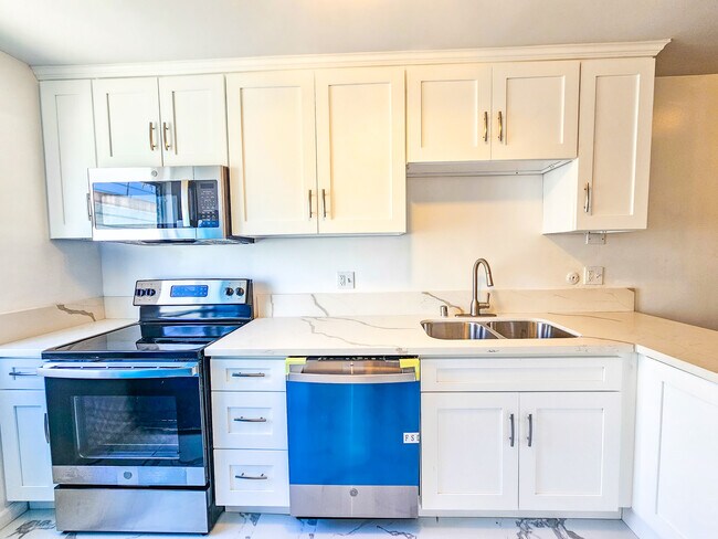 Building Photo - 418 S Palm Dr