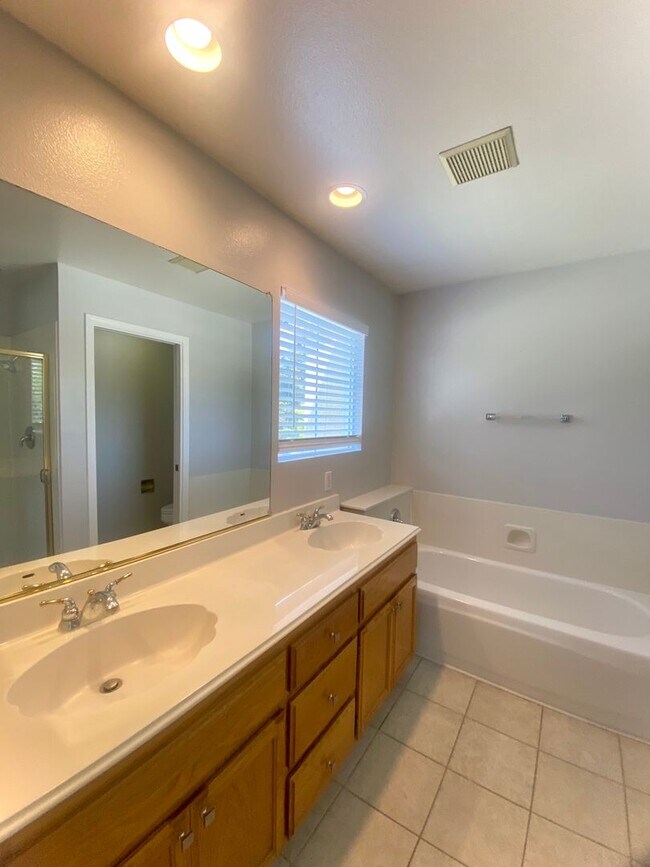 Building Photo - 2-Bedroom + Loft Condo for rent! Downtown ...