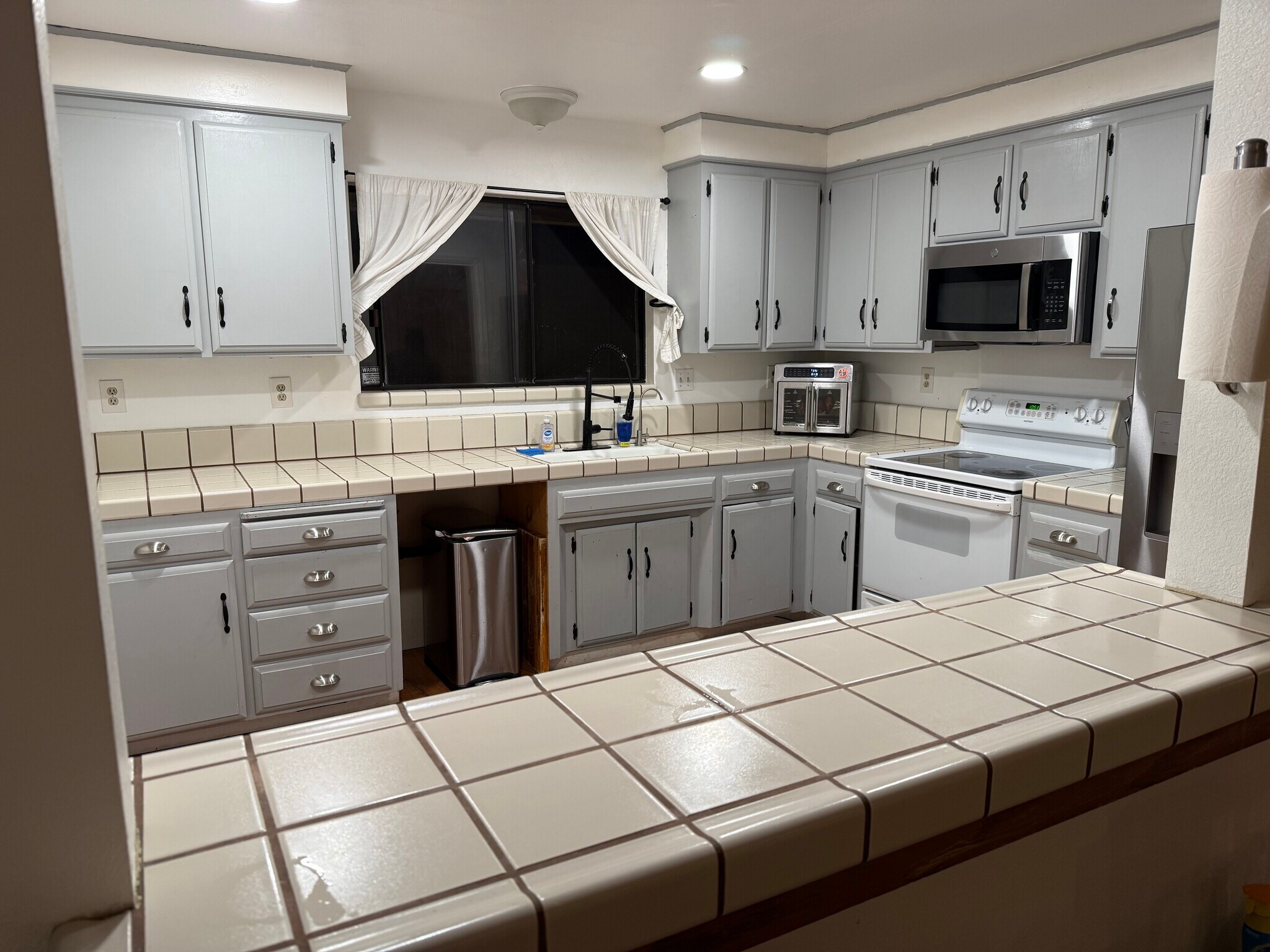 Building Photo - 1868 Cherokee Dr