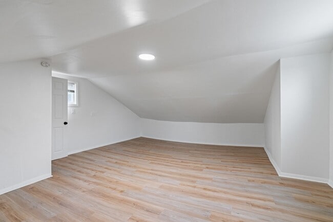 Building Photo - 2 bed 1 bath - all updated, central air, laundry, great location