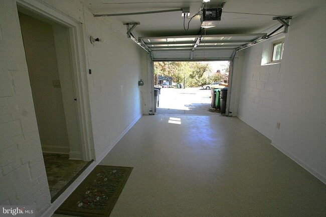 Building Photo - 10104 Towhee Ave