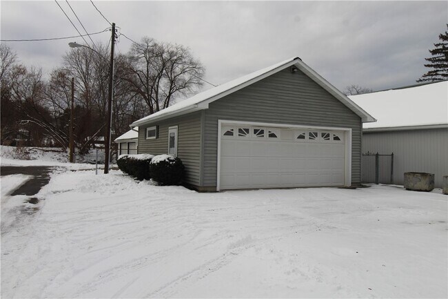 Building Photo - 213-215-215 Conhocton St