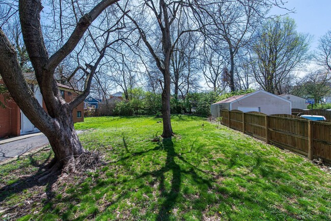 Building Photo - Duplex Home in Norwood