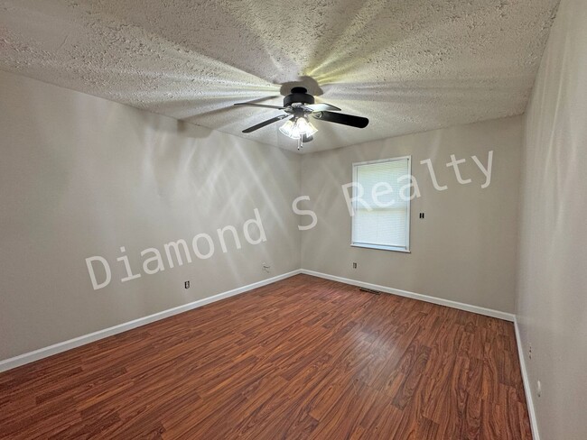 Building Photo - Cute 3 bedroom Home Available Now!