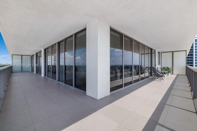 Building Photo - 5875 Collins Ave