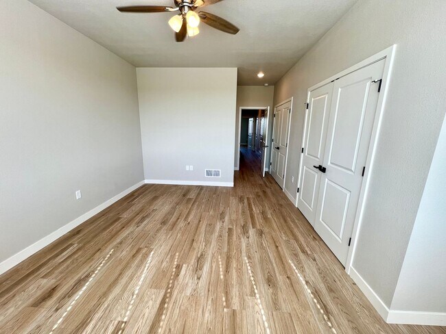 Building Photo - Modern Townhome with STUNNING Views in West MHK