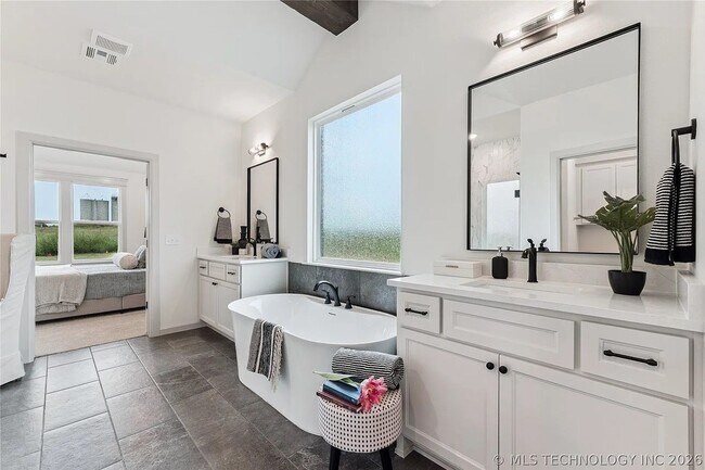 Building Photo - 5 Bed | 5 Bath House