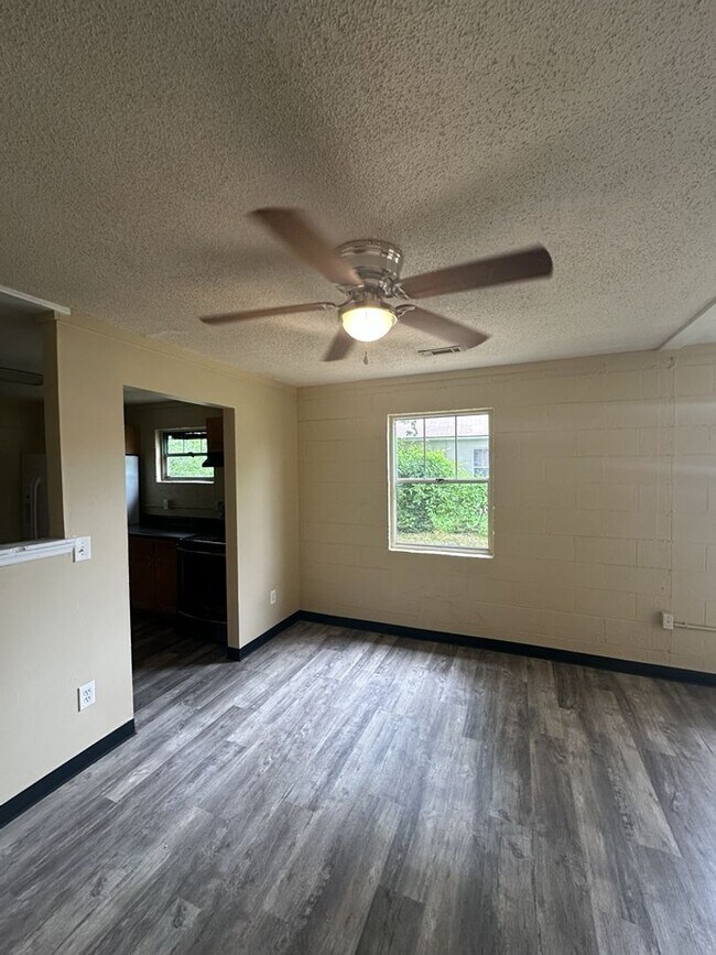 Building Photo - Freshly Updated 3 Bedroom Home in St. Elmo!! - Housing Vouchers Accepted!