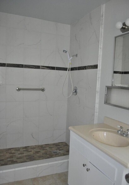 Building Photo - 3305 Hilltop Dr