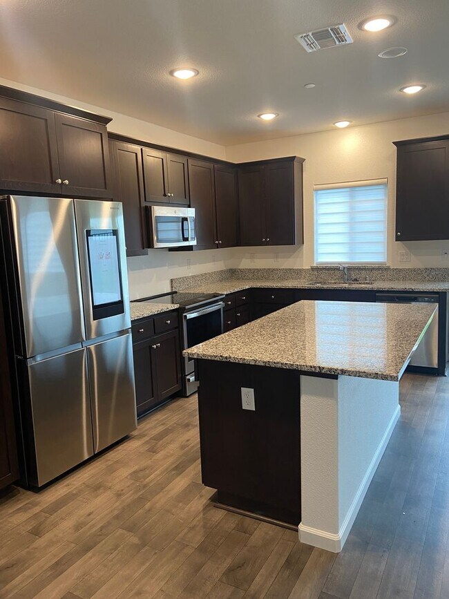 Building Photo - Cozy 3bdrm, 3 bath home in Rancho Cordova