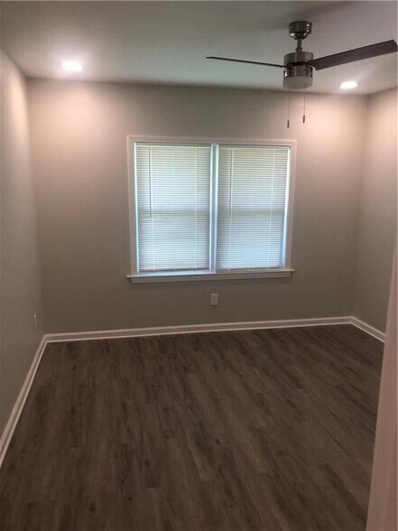 Building Photo - 700 Lynn Cir SW