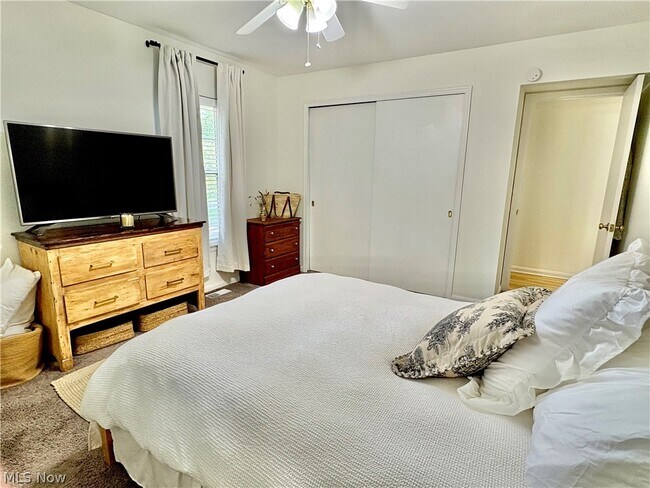 Building Photo - 6910 Carriage Hill Dr