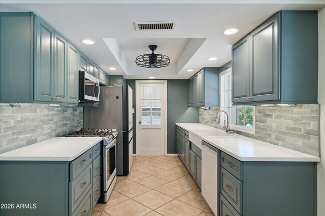 Building Photo - 3526 E Sahuaro Dr