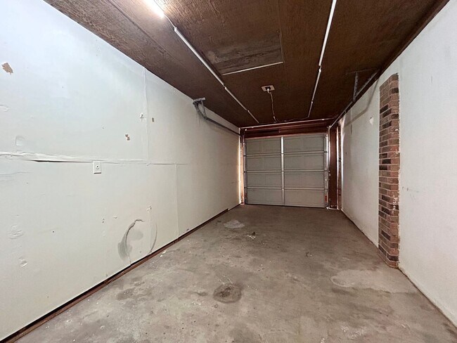 Building Photo - 8802 Pineridge Dr