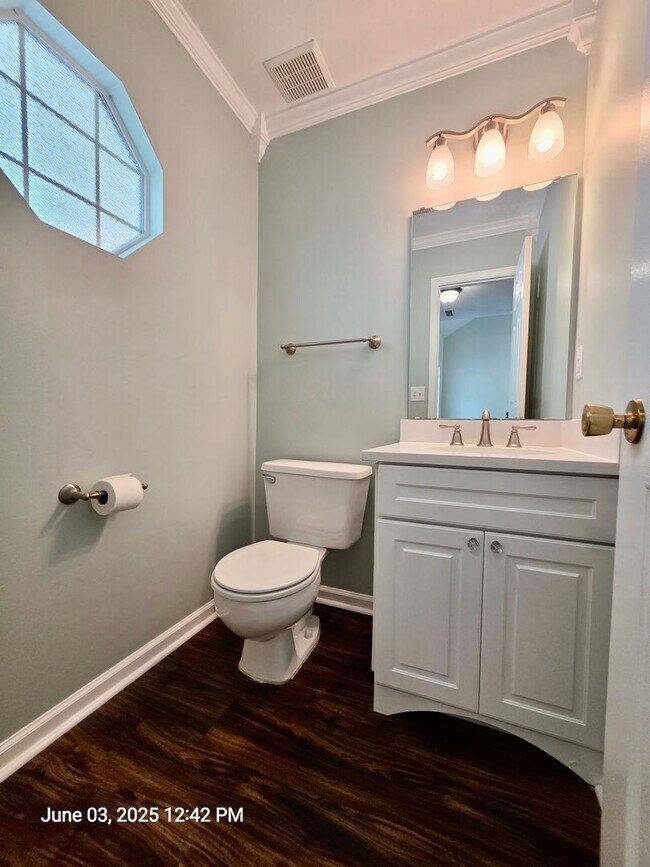 Building Photo - Thoughtfully updated 3 bedroom in Summervi...