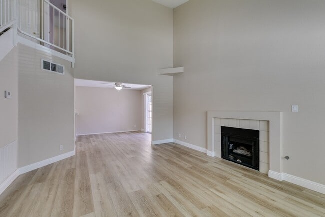 Building Photo - Stylish 2-Bedroom Townhome in Green Valley with Modern Upgrades & Prime Location!