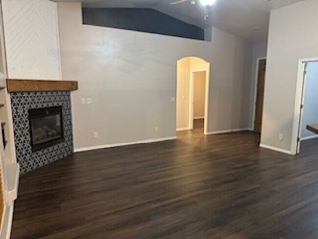 Building Photo - Charming 3 Bedroom 2 Bathroom With Den Hom...