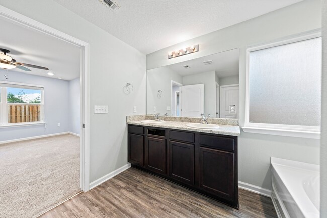 Building Photo - Redstone Commons 4bed/2bath Available Now!
