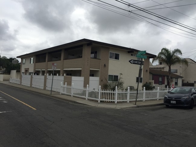 building - 2422 Huntington Ln