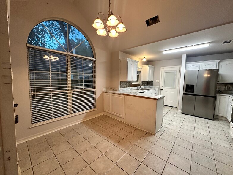 Building Photo - 131 Carolyn Ave