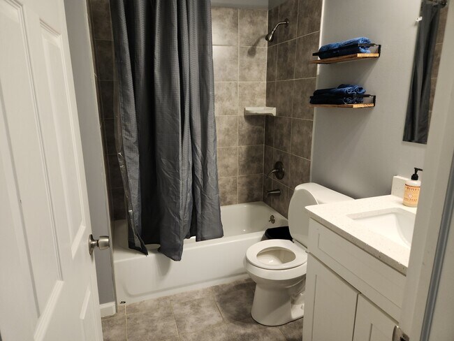 Building Photo - 1109 Windsor St SW