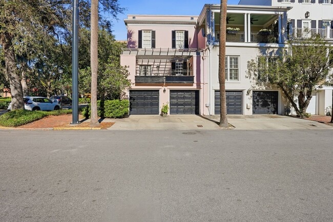 Building Photo - 3 BED | 4 BATH | TWO CAR GARAGE | HISTORIC DISTRICT TOWNHOME