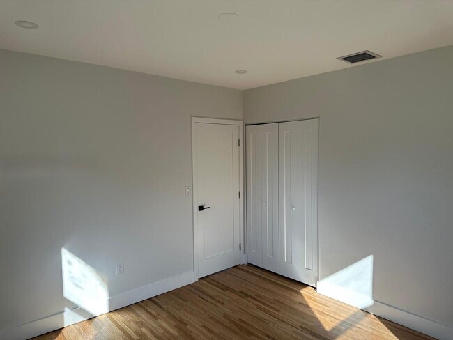 Building Photo - 170 W 58th St