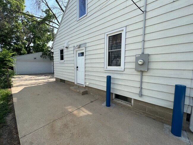 Building Photo - 114 10 1/4 St SE