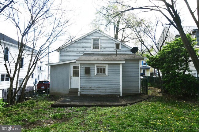Building Photo - 122 E Monmouth St