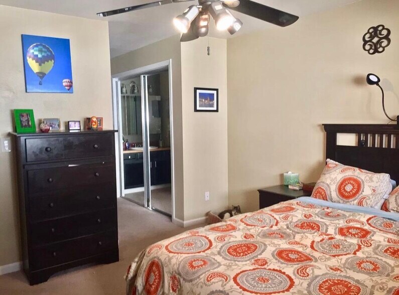 Master bedroom w updated en-suite bathroom - 665 Manhattan Dr