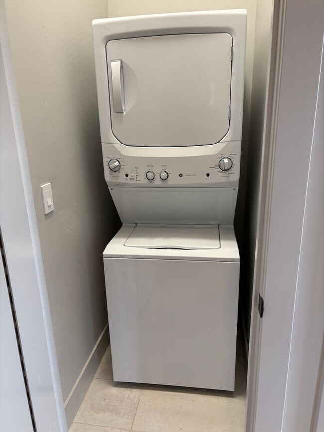 Building Photo - Modern Home Near Old Mill